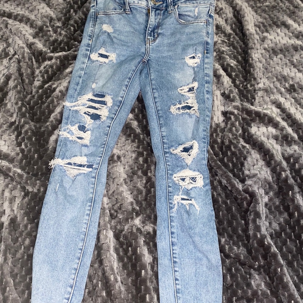I’m selling these cute like new ripped jeans from American eagle.
